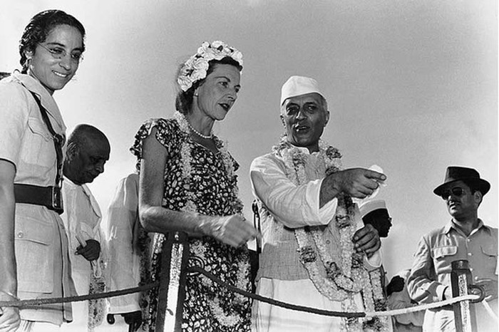 Pandit Nehru with Edwina Mountbatten at the Red Fort, August 16 1947,Image Source: Alkazi Collection of Photography, Homai Vyarawalla Archives Pandit Nehru with Edwina Mountbatten at the Red Fort, August 16 1947,Image Source: Alkazi Collection of Photography, Homai Vyarawalla Archives