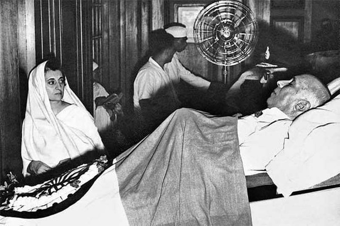 Nehru's body with Indira Gandhi, Image Source: Alkazi Collection of Photography, Homai Vyarawalla Archives Nehru's body with Indira Gandhi, Image Source: Alkazi Collection of Photography, Homai Vyarawalla Archives